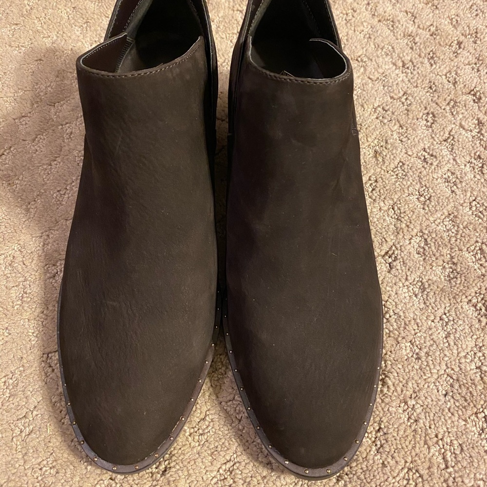 NWOT brown leather Antonio Melani booties